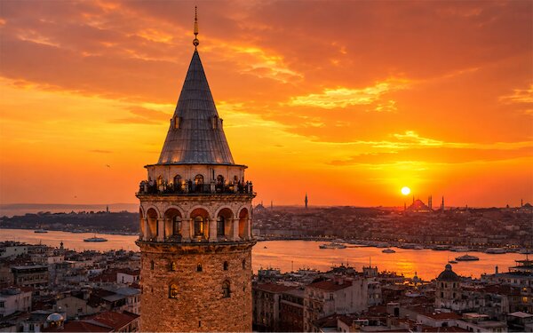 Ngắm toàn cảnh hoàng hôn lãng mạn từ tháp Galata