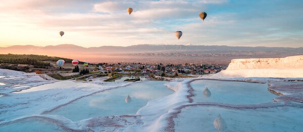 Bay khinh khí cầu ở Pamukkale